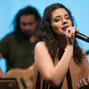 Julia - profesor de canto - Água Branca