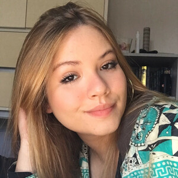 Lara - Deutschlehrerin - 