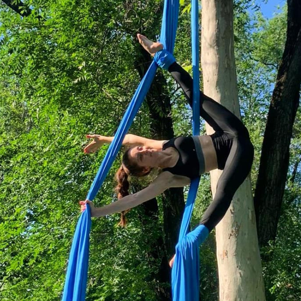 https://c.superprof.com/i/t/21009207/1636924/600/20220623110003/aerial-acrobatics-for-beginners-aerial-silks-and-hammock-you-will-fall-love-with-this-sport.jpg
