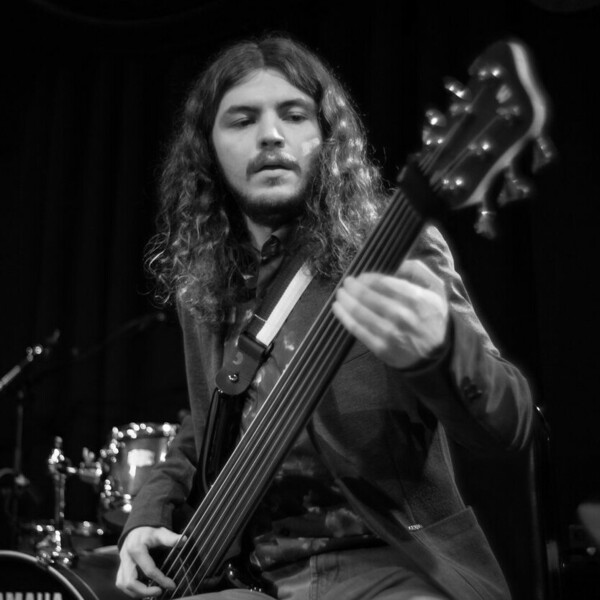 Phil - Profesor de bajo - Boston