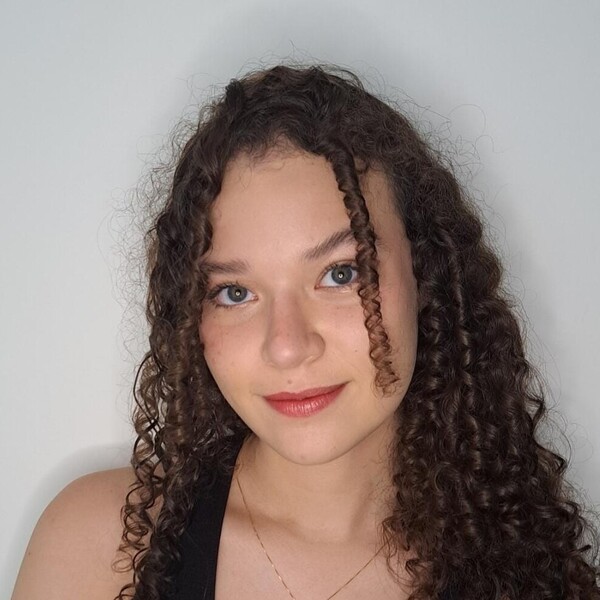 Sarah - Prof de redação - Brock