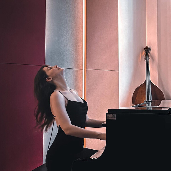 Lia - Piano tutor - 